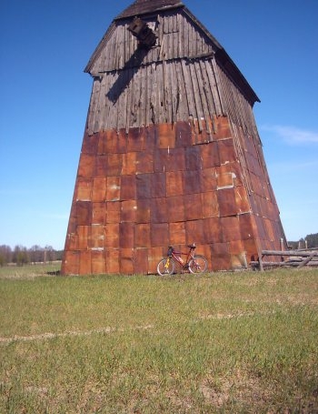 Zabytkowy wiatrak w Maminie