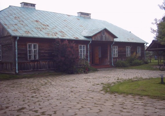 Dworek i plebania, a obecnie  Gminna Biblioteka Publiczna w Sypniewie