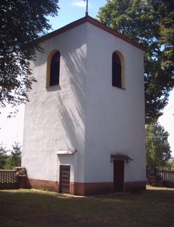 Zabytkowa dzwonnica w Płoniawach.