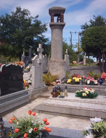 Płoniawy-Bramura:cmentarz parafialny - kapliczka z 1846 r.