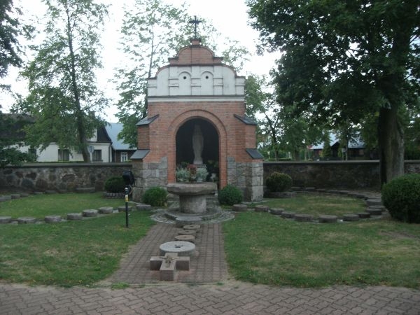 Brok - kaplica przykościelna