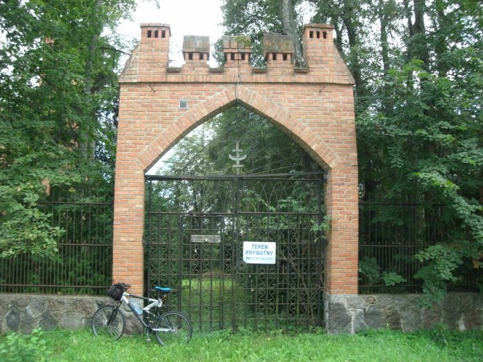 Opaleniec -brama  kościoła ewangelickiego