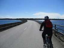 Grobla ze zwodzonym mostem między wyspami Almö i Hasslö