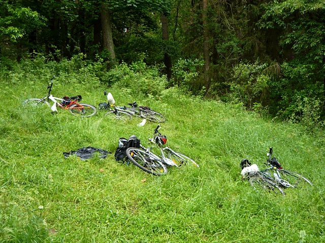 Rowery odpoczywają nad jeziorem