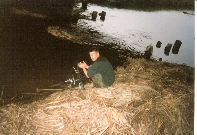 Mycie sprzętu w Giełczwi, Biskupice (moja rodzinna wieś) 1995